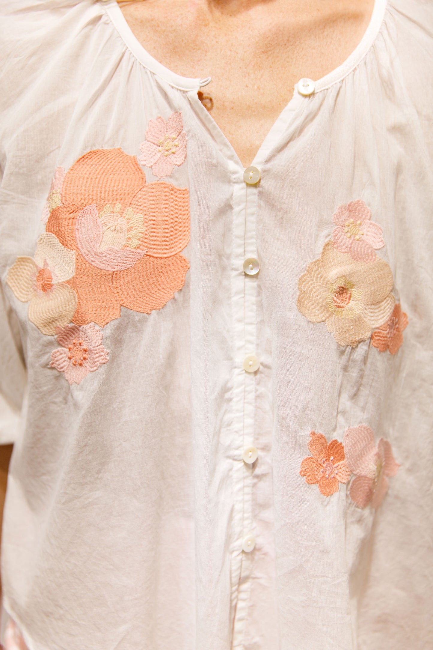 Blouse blanche brodée fleurs – Bloom