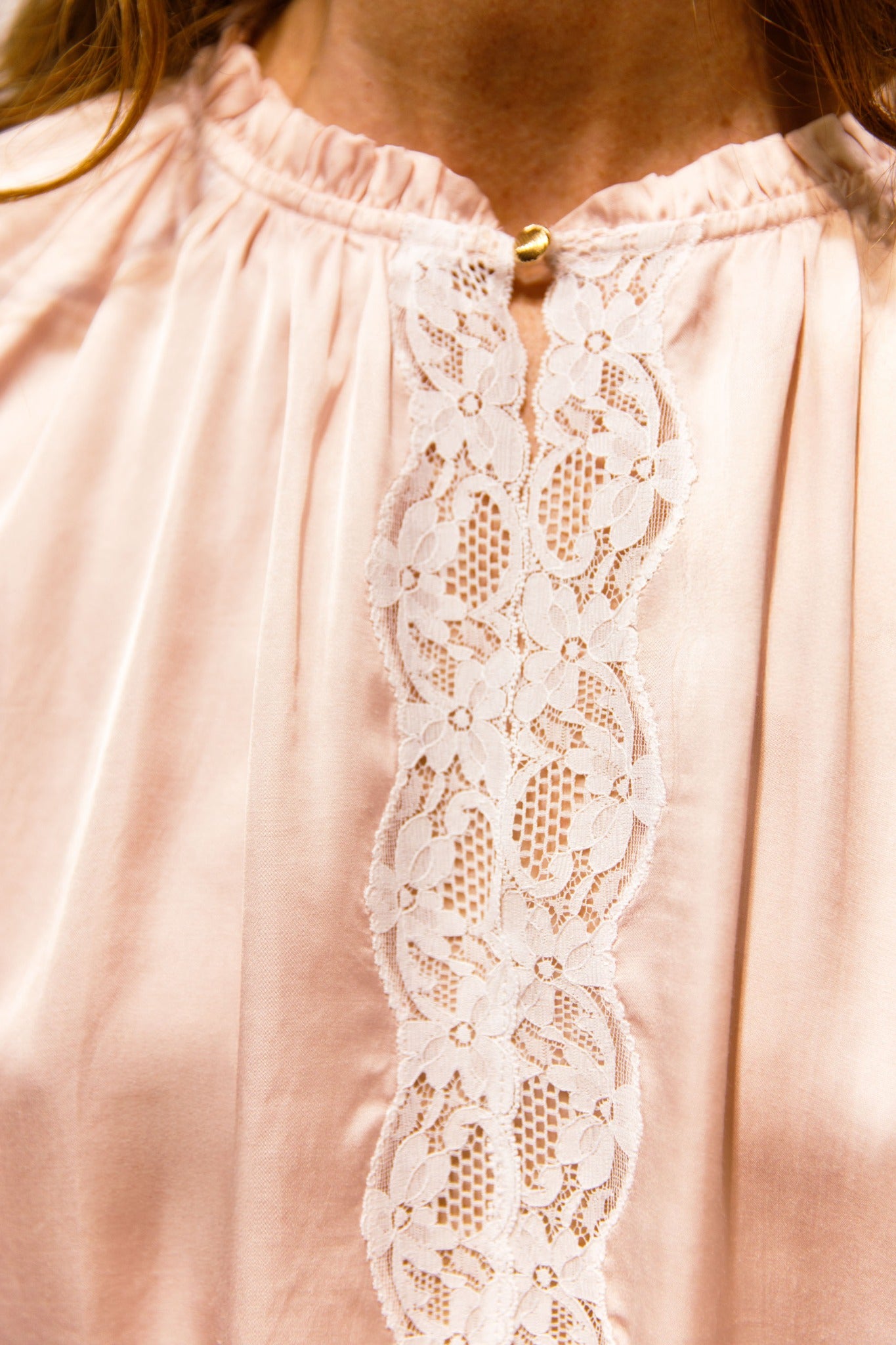 Blouse satin rosée à dentelle – Pidou