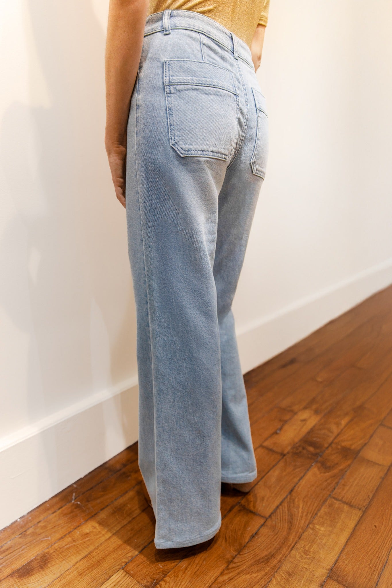 Pantalon évasé en denim light wash – Sacha